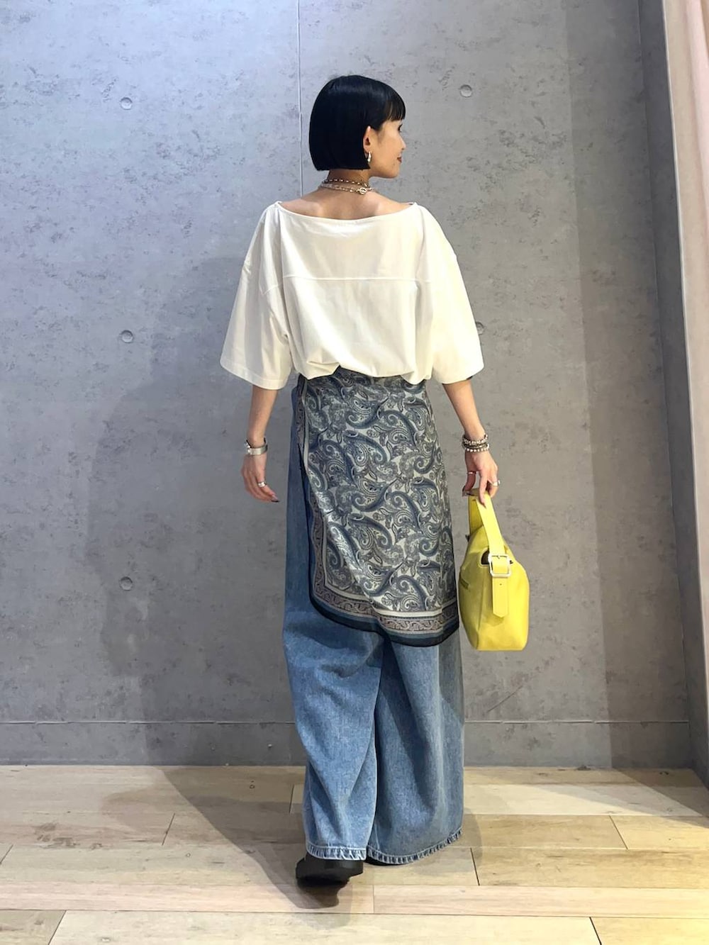 ホワイト系のTシャツ/カットソー、ブルー系のデニムパンツ、ブラック系のサンダルを着用したレディースの夏コーディネートの3枚目の写真