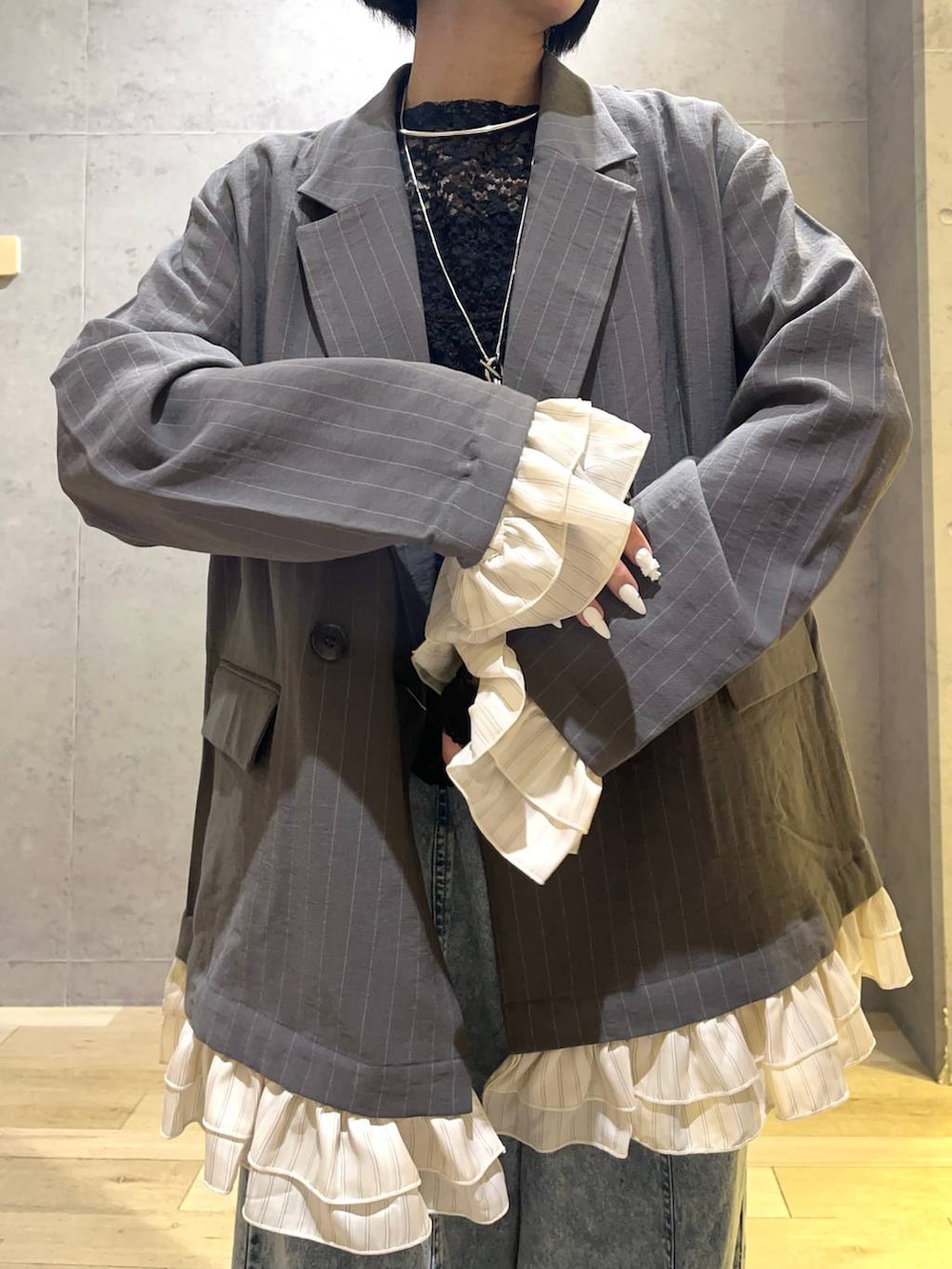 ブラック系のTシャツ/カットソー、ブルー系のデニムパンツ、シルバー系のチョーカーを着用したレディースの春コーディネートの4枚目の写真