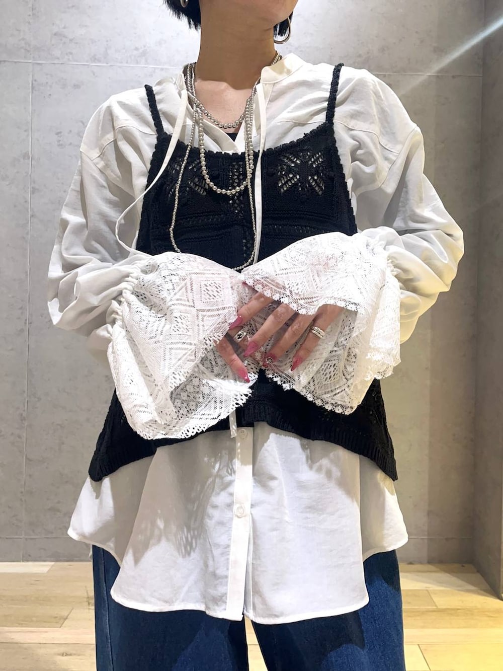 ブルー系のデニムパンツ、ホワイト系のシャツ/ブラウス、ブラック系のトートバッグを着用したレディースの冬コーディネートの4枚目の写真