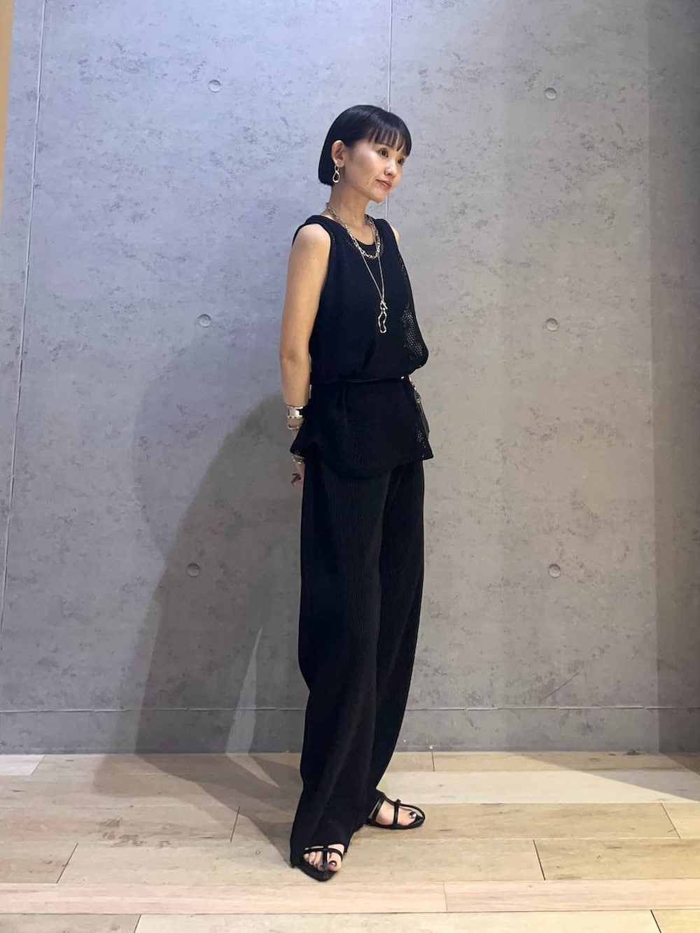 ブラック系のその他パンツ、ブラック系のタンクトップ、その他のブレスレットを着用したレディースの夏コーディネートの2枚目の写真