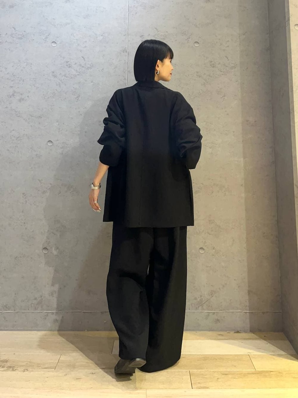 ホワイト系のシャツ/ブラウス、その他のトートバッグ、ブラック系のその他パンツを着用したレディースの春コーディネートの7枚目の写真