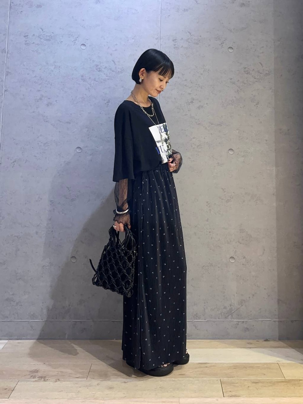 ブラック系のその他パンツ、ブラック系のサンダル、シルバー系のショルダーバッグを着用したレディースの夏コーディネートの2枚目の写真