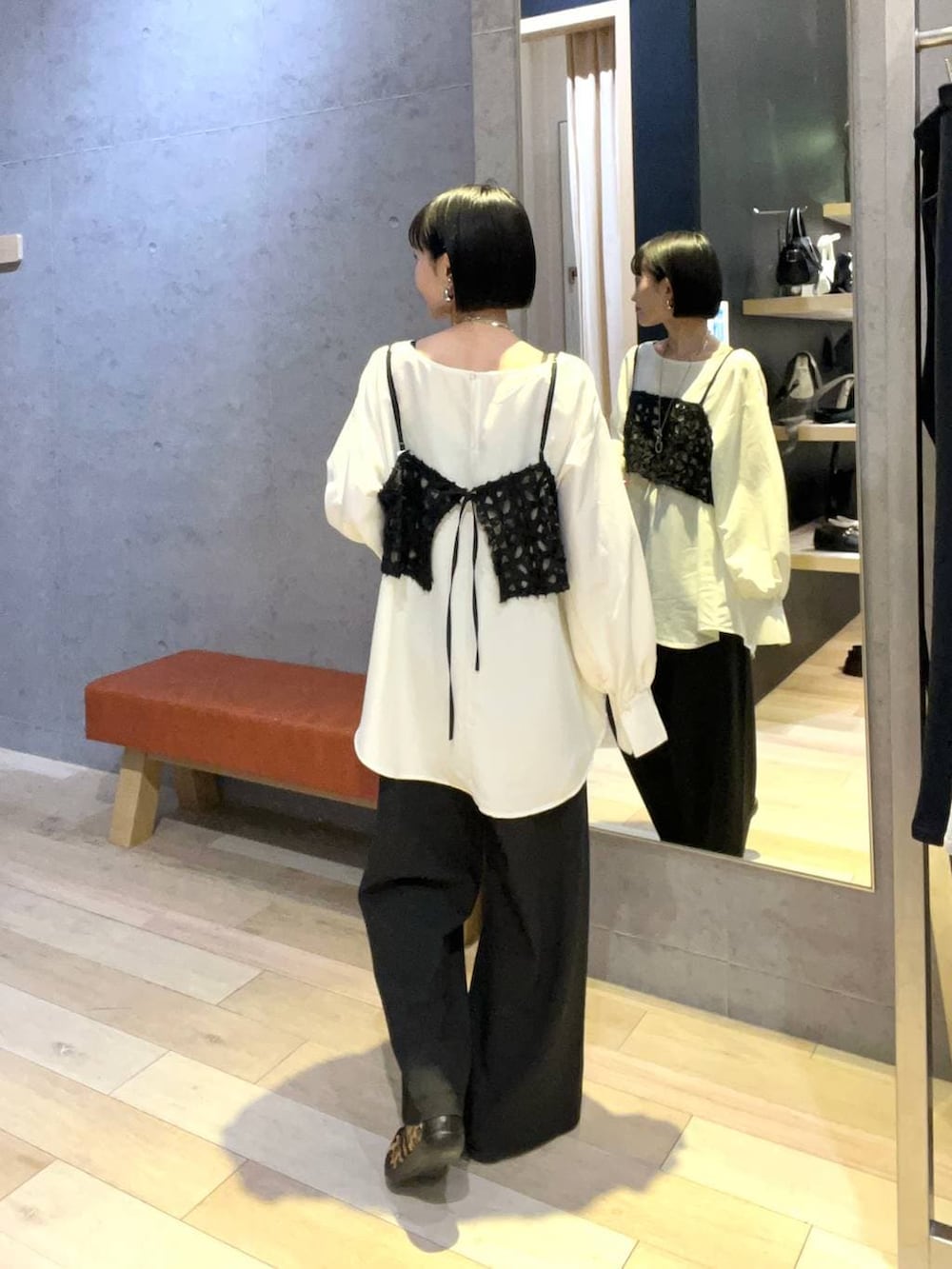 グリーン系のシャツ/ブラウス、ホワイト系のシャツ/ブラウス、その他のパンプスを着用したレディースの冬コーディネートの3枚目の写真