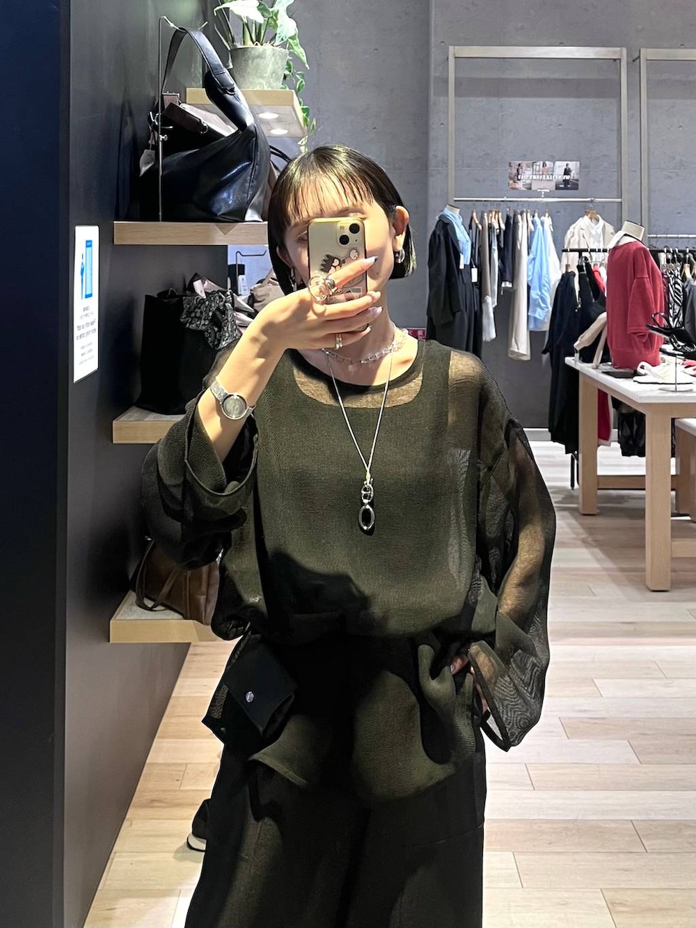 ブラック系のその他パンツ、ブラック系のタンクトップ、ブラック系のシャツ/ブラウスを着用したレディースの春コーディネートの2枚目の写真