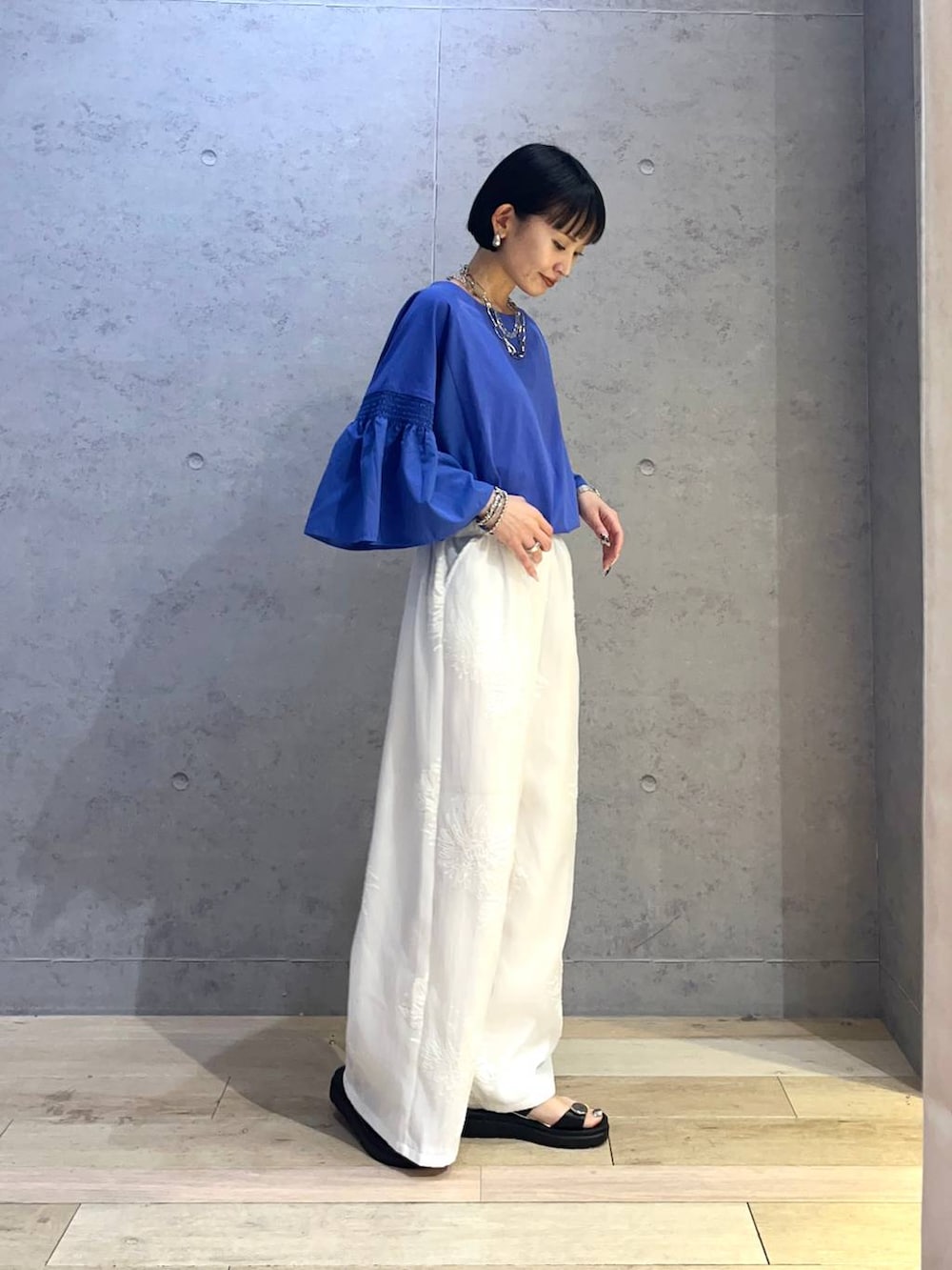 ブルー系のTシャツ/カットソー、ブラック系のサンダル、ブラック系のその他パンツを着用したレディースの夏コーディネートの2枚目の写真