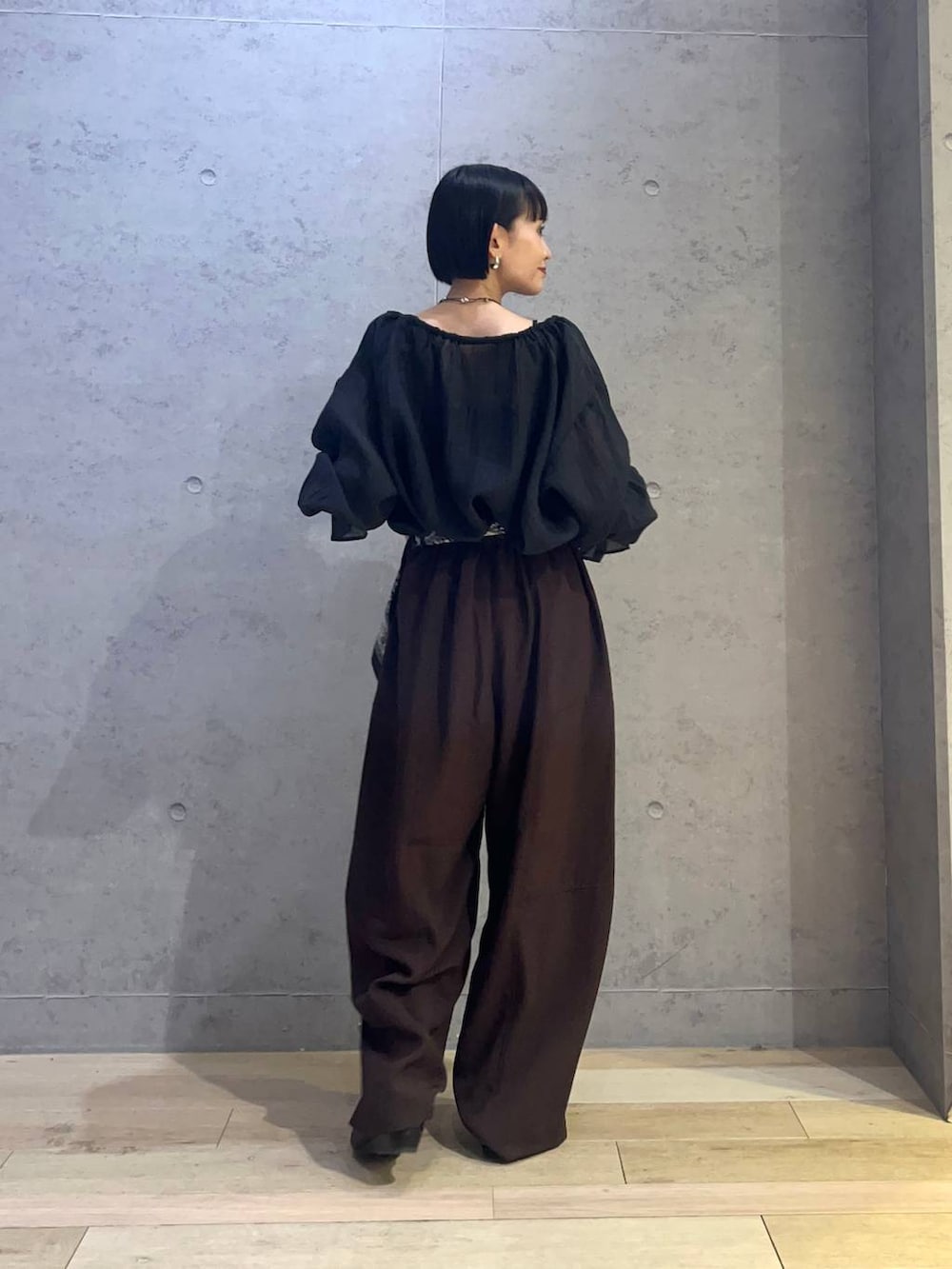 ブラウン系のその他パンツ、ブラック系のシャツ/ブラウス、ブラック系のキャミソールを着用したレディースの春コーディネートの3枚目の写真