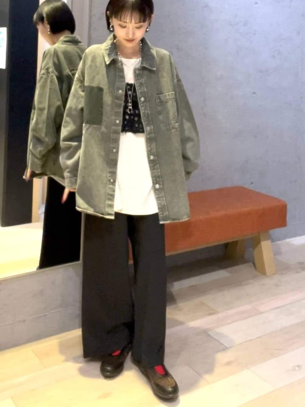 グリーン系のシャツ/ブラウス、ホワイト系のシャツ/ブラウス、その他のパンプスを着用したレディースの冬コーディネートの5枚目の写真