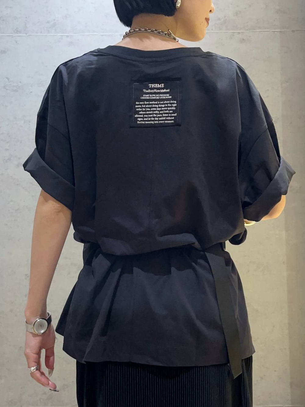 ブラック系のTシャツ/カットソー、ブラック系のサンダル、ブラック系のスカートを着用したレディースの夏コーディネートの4枚目の写真