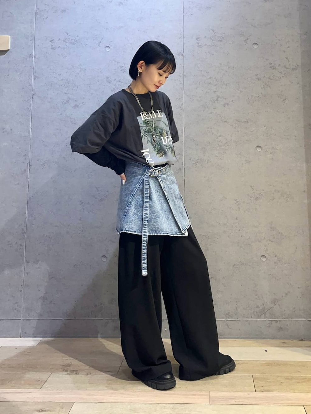 ブラック系のその他パンツ、グレー系のTシャツ/カットソー、シルバー系のネックレスを着用したレディースの春コーディネートの2枚目の写真