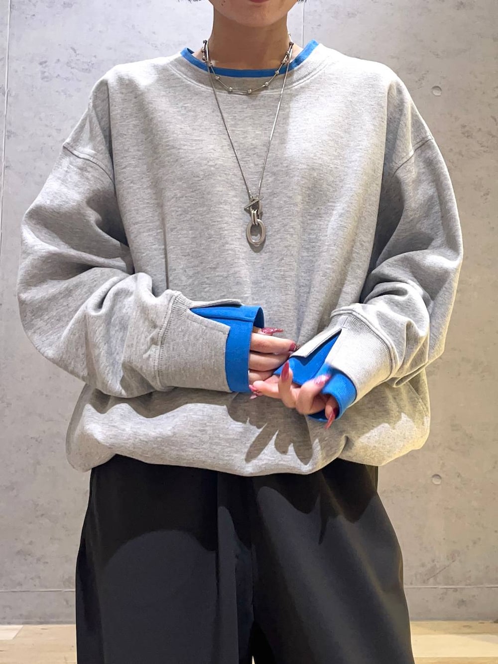 ブラック系のその他シューズ、グレー系のその他パンツ、グレー系のTシャツ/カットソーを着用したレディースの冬コーディネートの4枚目の写真