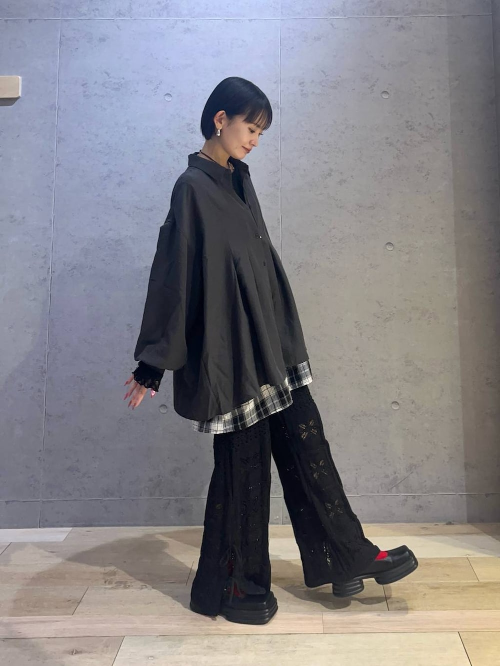 グレー系のシャツ/ブラウス、ブラック系のその他パンツ、ブラック系のTシャツ/カットソーを着用したレディースの春コーディネートの2枚目の写真