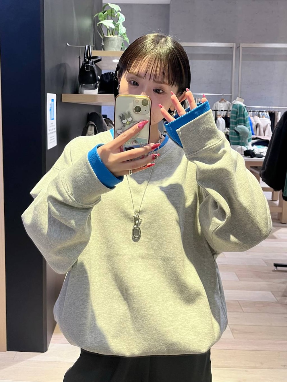 ブラック系のその他シューズ、グレー系のその他パンツ、グレー系のTシャツ/カットソーを着用したレディースの冬コーディネートの5枚目の写真