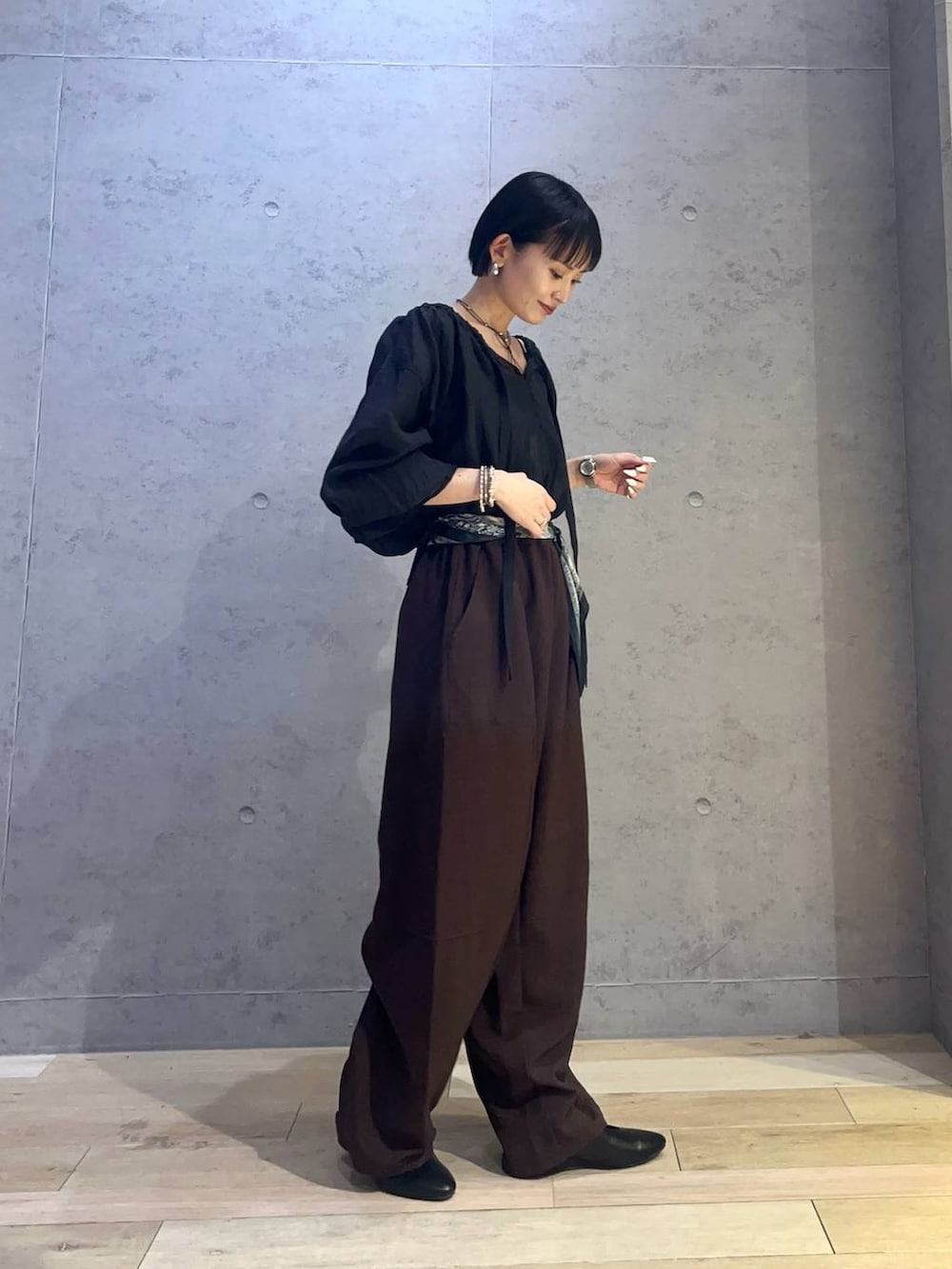 ブラウン系のその他パンツ、ブラック系のシャツ/ブラウス、ブラック系のキャミソールを着用したレディースの春コーディネートの2枚目の写真