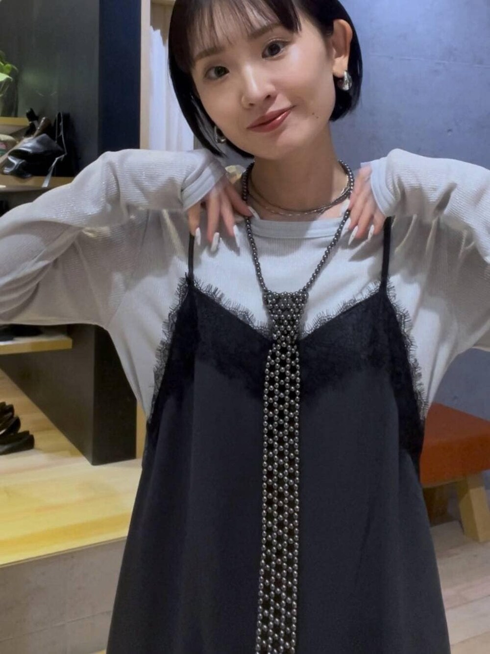 グレー系のTシャツ/カットソー、ブラック系のパンプス、シルバー系のネックレスを着用したレディースの春コーディネートの2枚目の写真