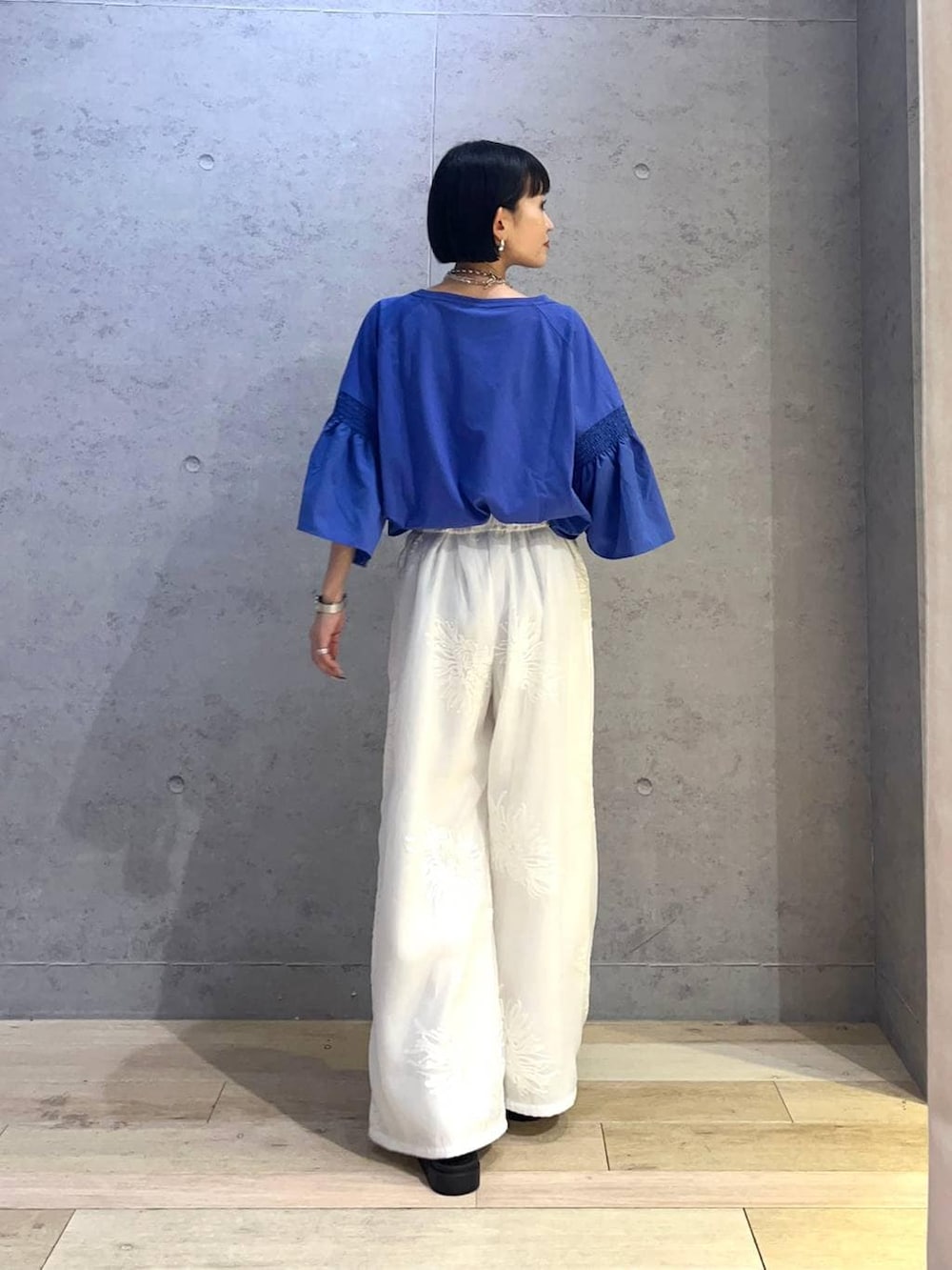 ブルー系のTシャツ/カットソー、ブラック系のサンダル、ブラック系のその他パンツを着用したレディースの夏コーディネートの3枚目の写真
