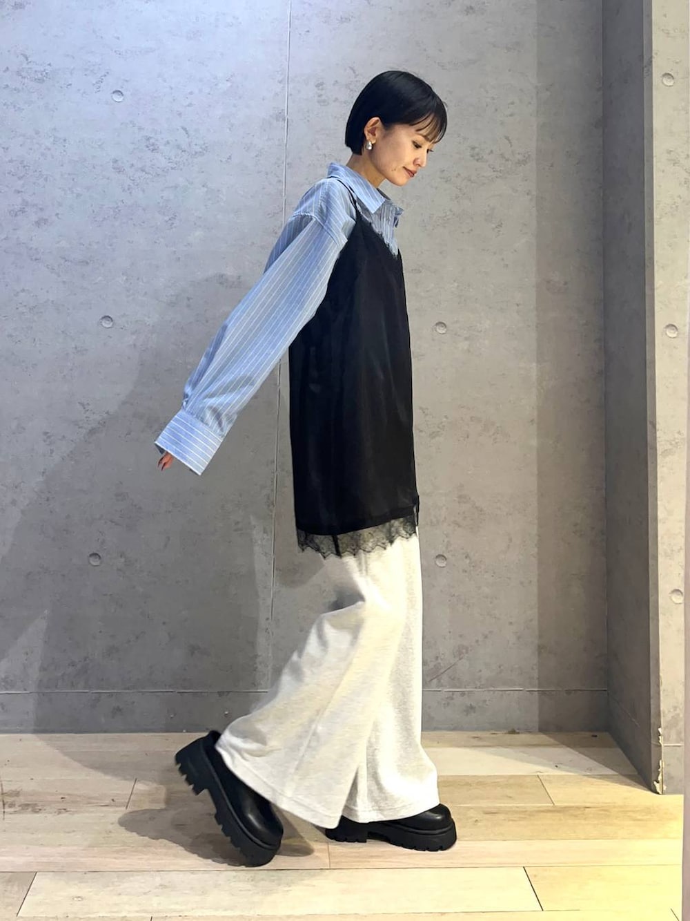 ブルー系のシャツ/ブラウス、ブラック系のその他シューズ、グレー系のスウェットパンツを着用したレディースの冬コーディネートの2枚目の写真