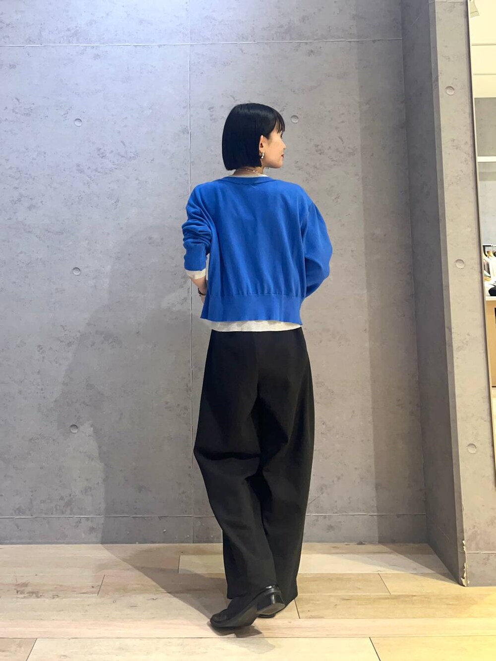 ブラック系のその他パンツ、ブルー系のカーディガン/ボレロ、シルバー系のネックレスを着用したレディースの冬コーディネートの3枚目の写真