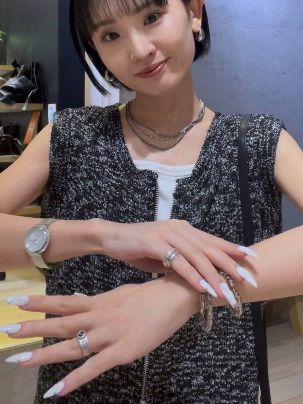 ブラック系のショルダーバッグ、ブラック系のその他パンツ、ブラック系のパンプスを着用したレディースの春コーディネートの2枚目の写真