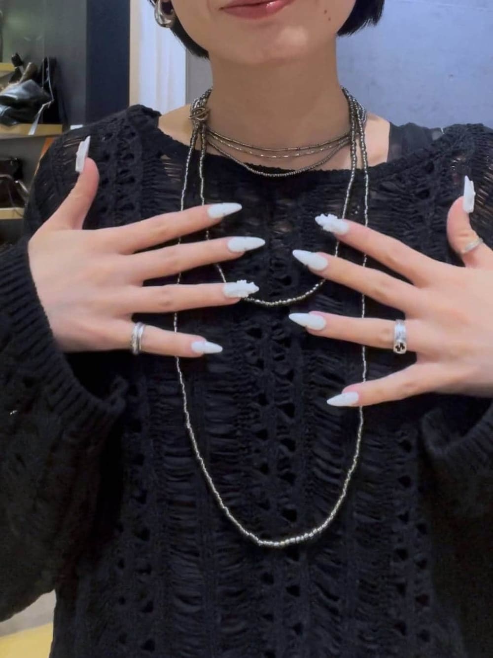 グレー系のその他パンツ、ブラック系のニット/セーター、ブラック系のパンプスを着用したレディースの春コーディネートの2枚目の写真