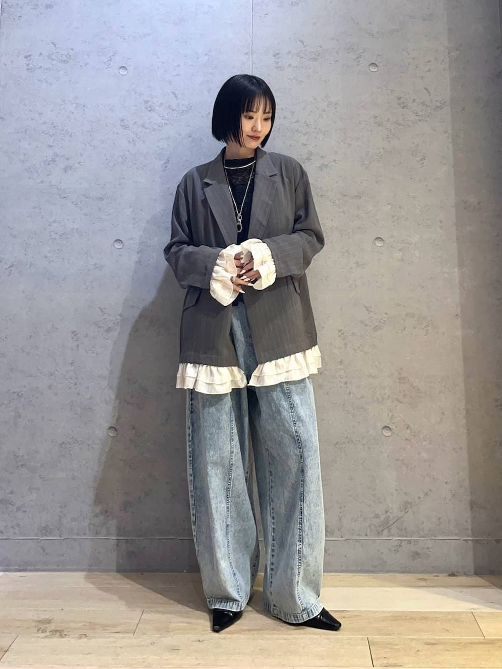 ブラック系のTシャツ/カットソー、ブルー系のデニムパンツ、シルバー系のチョーカーを着用したレディースの春コーディネートの2枚目の写真