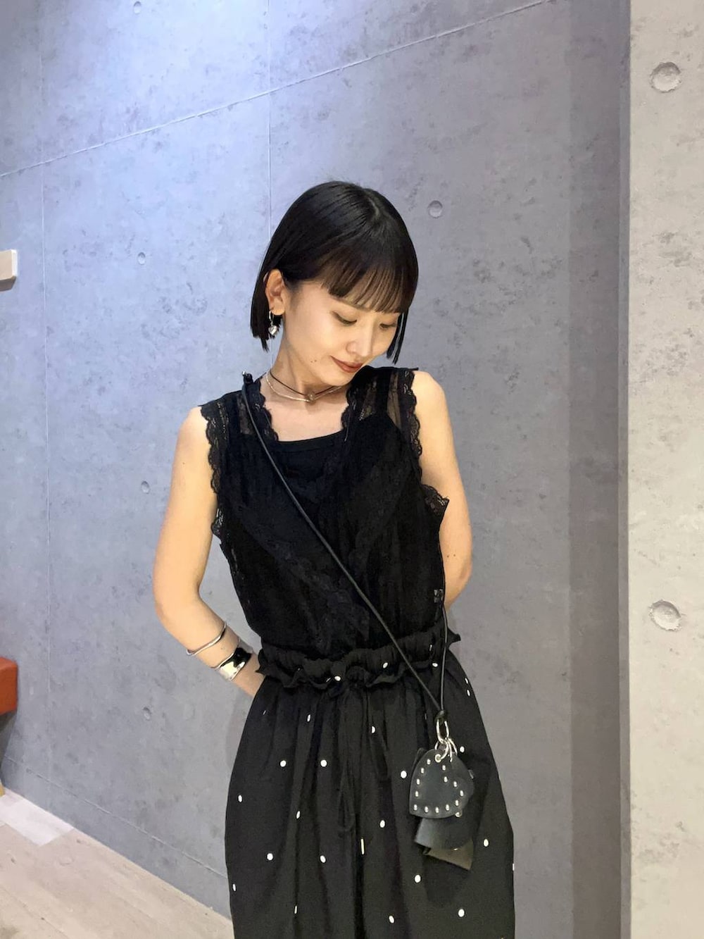 ブラック系のシャツ/ブラウス、ブラック系のサンダル、ブラック系のその他パンツを着用したレディースの夏コーディネートの2枚目の写真