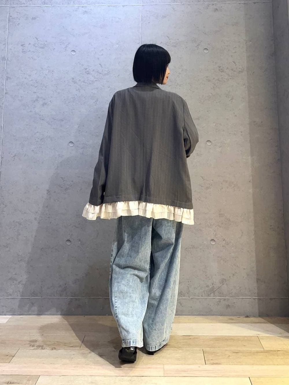 ブラック系のTシャツ/カットソー、ブルー系のデニムパンツ、シルバー系のチョーカーを着用したレディースの春コーディネートの3枚目の写真