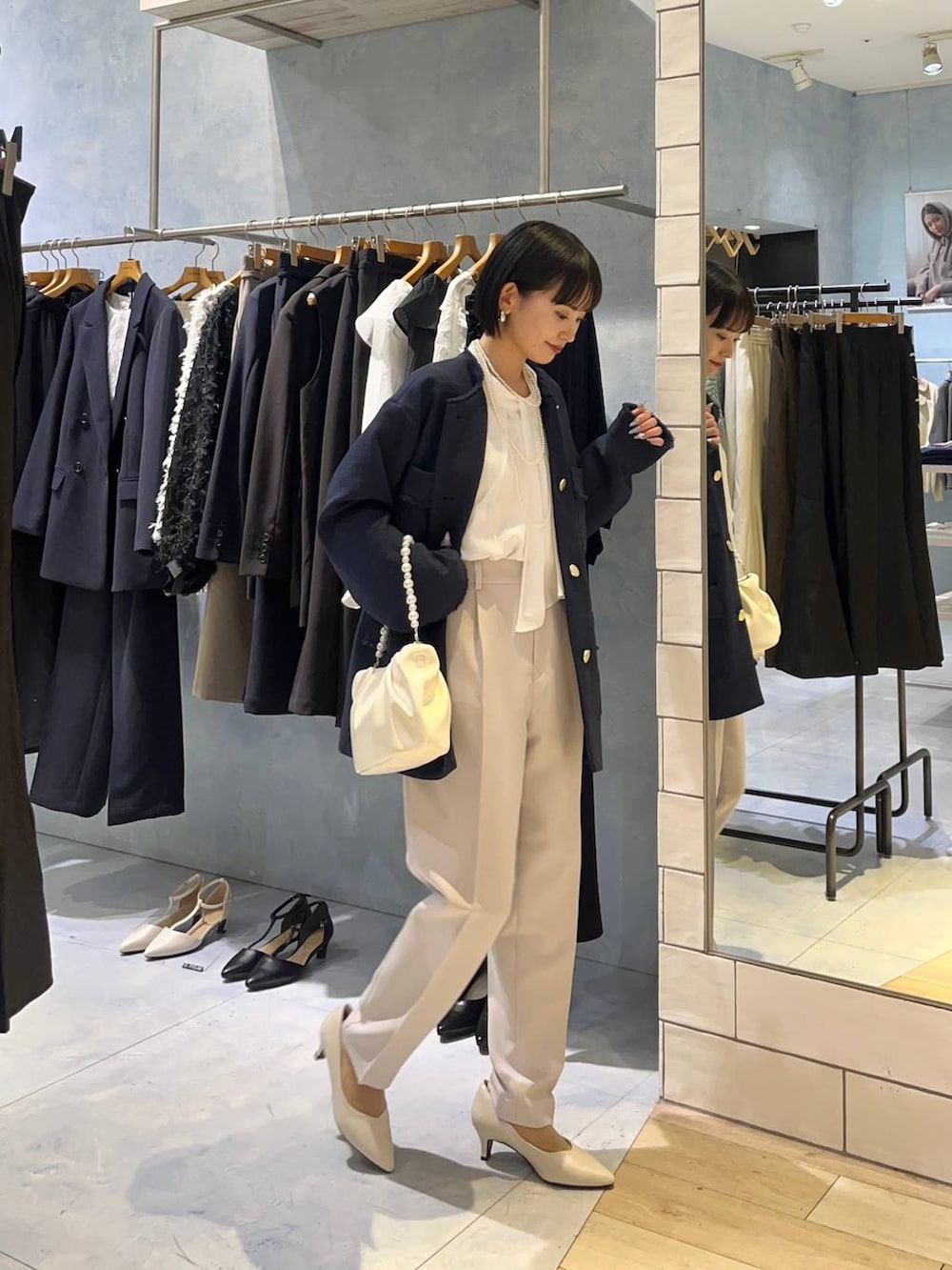 ベージュ系のその他パンツ、ブルー系のノーカラージャケット、ホワイト系のシャツ/ブラウスを着用したレディースの冬コーディネートの2枚目の写真