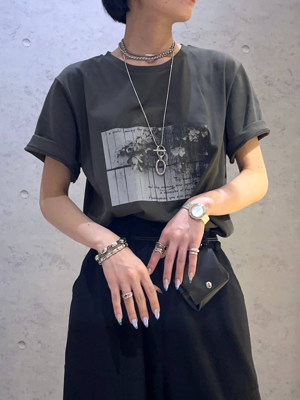 ブラック系のその他パンツ、ブラック系のショルダーバッグ、グレー系のTシャツ/カットソーを着用したレディースの春コーディネートの2枚目の写真