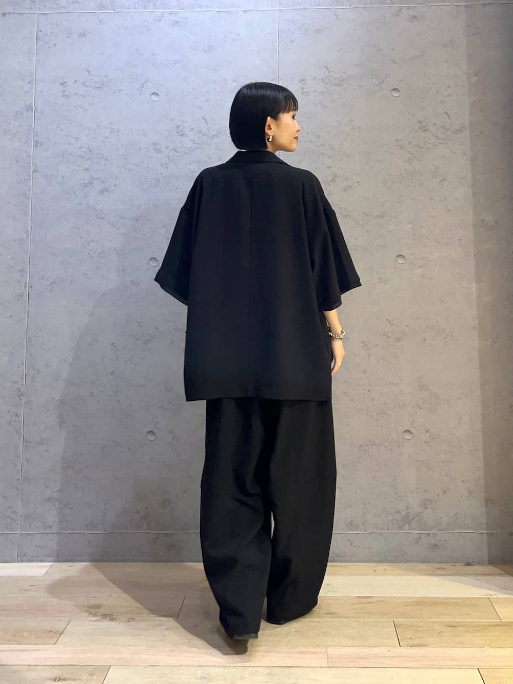 ブラック系のその他パンツ、ブラック系のテーラードジャケット、ブラック系のショルダーバッグを着用したレディースの春コーディネートの3枚目の写真