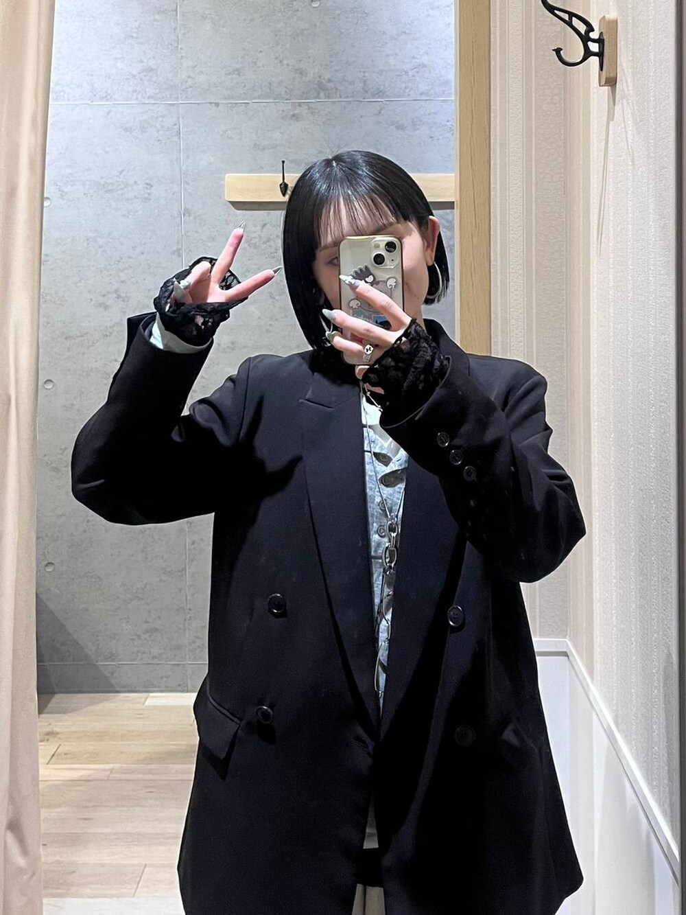 ブラック系のテーラードジャケット、ブラック系のパンプス、グレー系のTシャツ/カットソーを着用したレディースの冬コーディネートの3枚目の写真