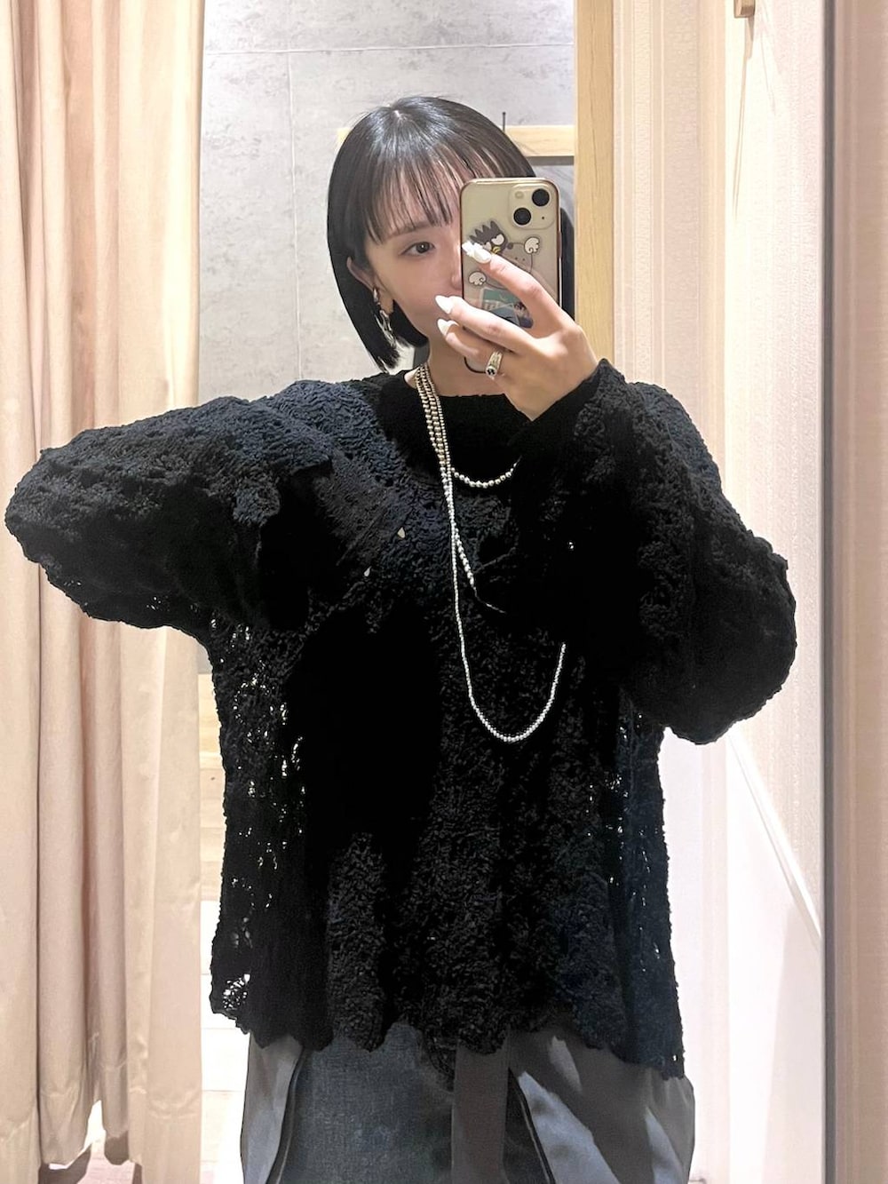 ブラック系のTシャツ/カットソー、ブラック系のニット/セーター、シルバー系のネックレスを着用したレディースの春コーディネートの2枚目の写真