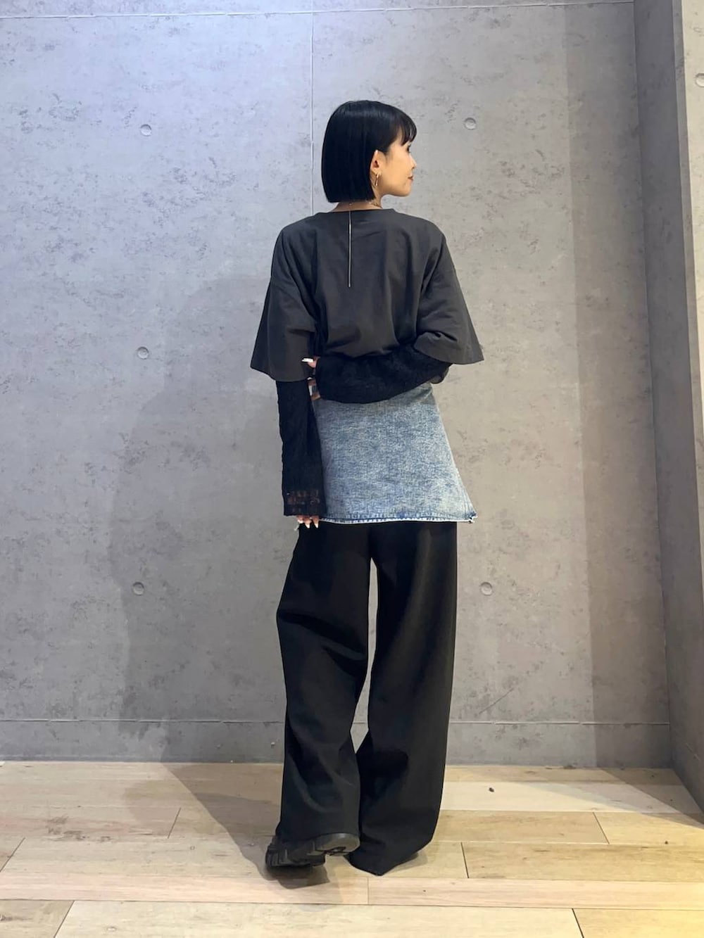 ブラック系のその他パンツ、グレー系のTシャツ/カットソー、シルバー系のネックレスを着用したレディースの春コーディネートの3枚目の写真