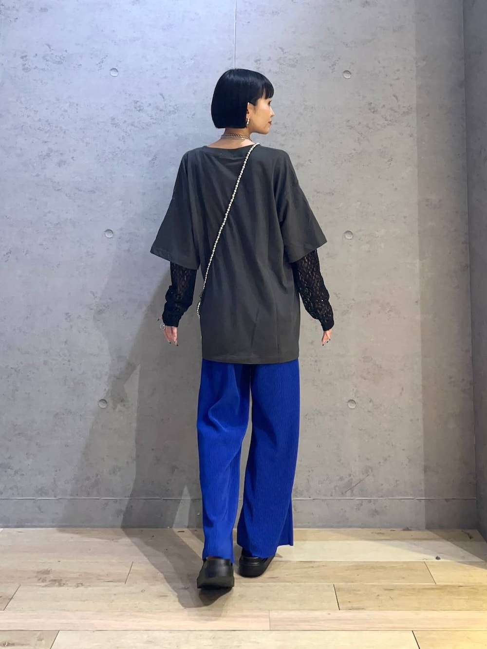 ブルー系のその他パンツ、ブラック系のサンダル、グレー系のTシャツ/カットソーを着用したレディースの春コーディネートの3枚目の写真