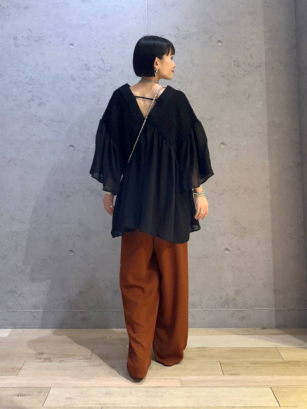 ブラック系のシャツ/ブラウス、ブラウン系のその他パンツ、ブラック系のキャミソールを着用したレディースの春コーディネートの3枚目の写真