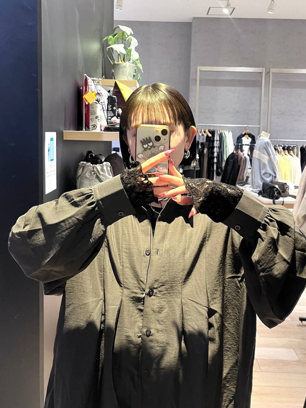 グレー系のシャツ/ブラウス、ブラック系のその他パンツ、ブラック系のTシャツ/カットソーを着用したレディースの春コーディネートの4枚目の写真