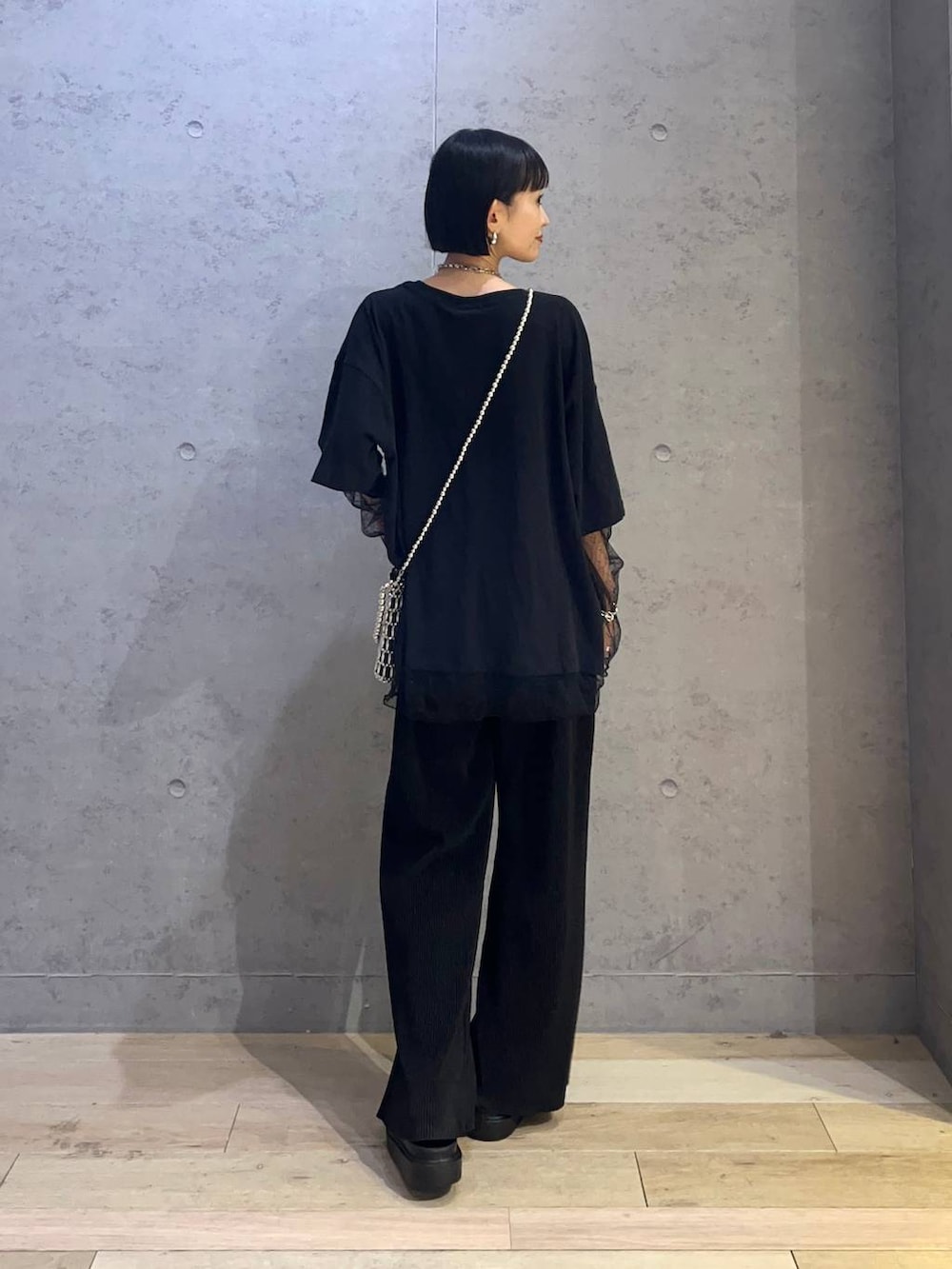 ブラック系のその他パンツ、ブラック系のサンダル、シルバー系のショルダーバッグを着用したレディースの夏コーディネートの5枚目の写真