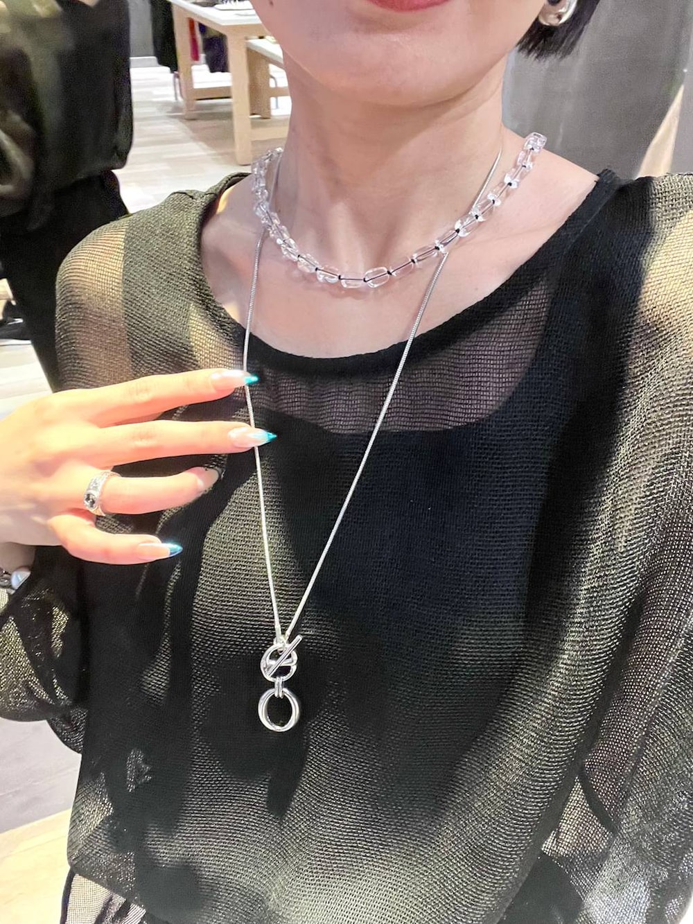 ブラック系のその他パンツ、ブラック系のタンクトップ、ブラック系のシャツ/ブラウスを着用したレディースの春コーディネートの3枚目の写真