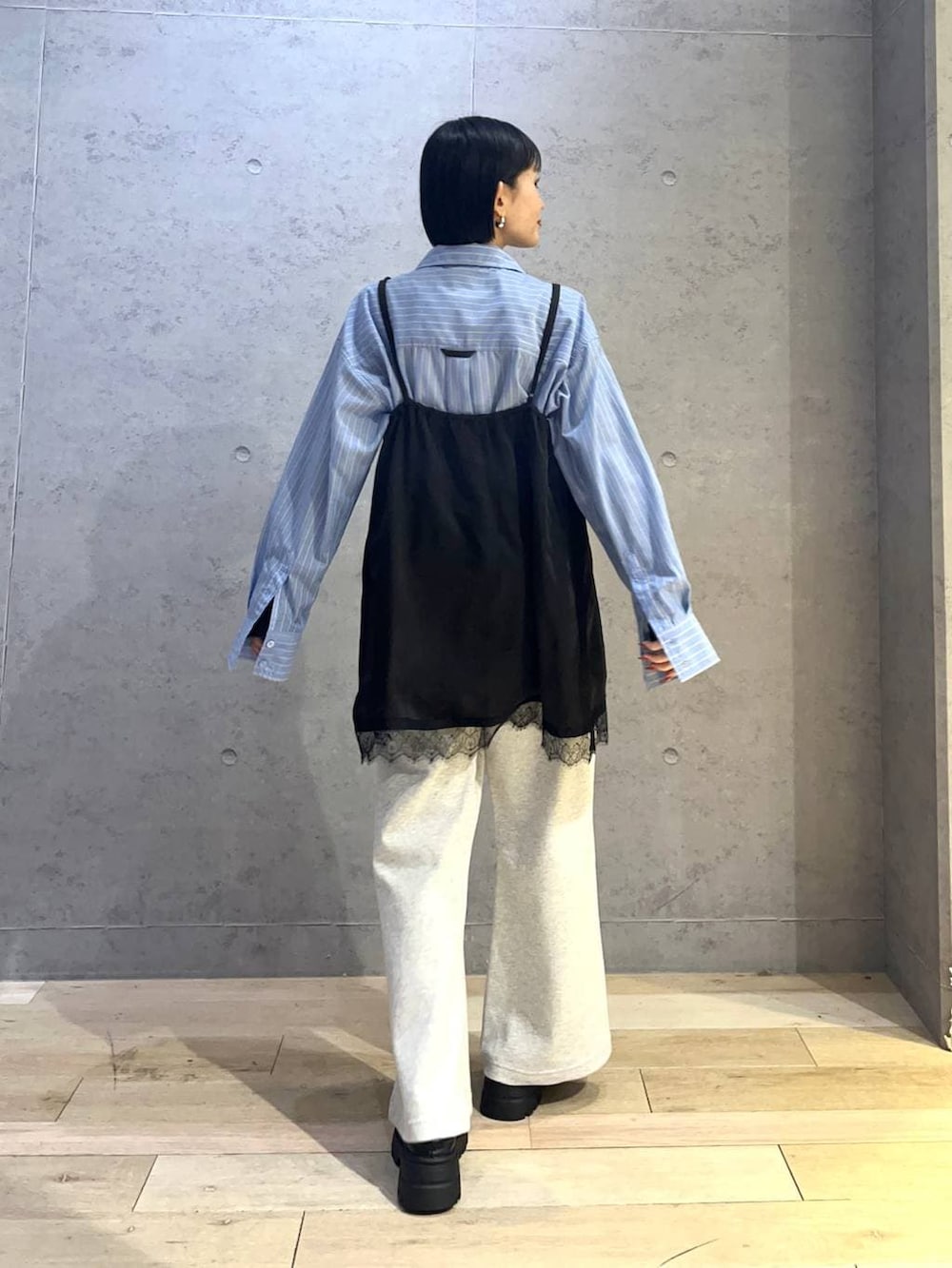 ブルー系のシャツ/ブラウス、ブラック系のその他シューズ、グレー系のスウェットパンツを着用したレディースの冬コーディネートの3枚目の写真