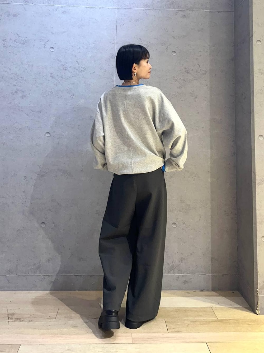 ブラック系のその他シューズ、グレー系のその他パンツ、グレー系のTシャツ/カットソーを着用したレディースの冬コーディネートの3枚目の写真