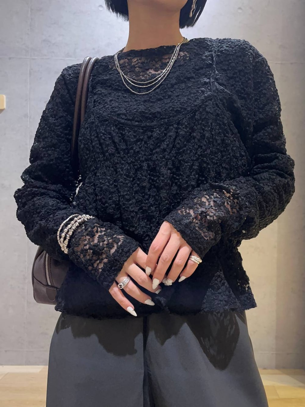 ブラウン系のボストンバッグ、グレー系のその他パンツを着用したレディースの春コーディネートの4枚目の写真