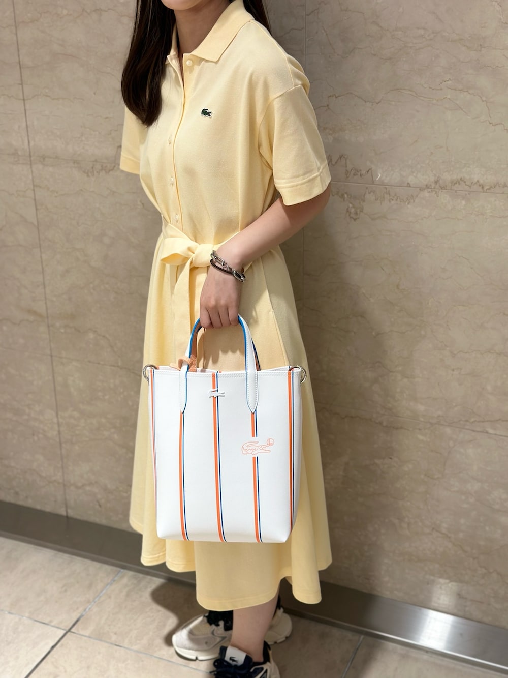 「楽チンコーデ、夏コーデ、低身長女子、ラフ、ワンピーススタイル、スニーカーコーデ、152cm、黄色、トートバッグ、春夏コーデ」｜「LACOSTEの鹿の子地シャツドレス（シャツワンピース、ホワイト系）」を使った、yoshikawaさん（レディース・152cm）の春コーディネートの5枚目の写真