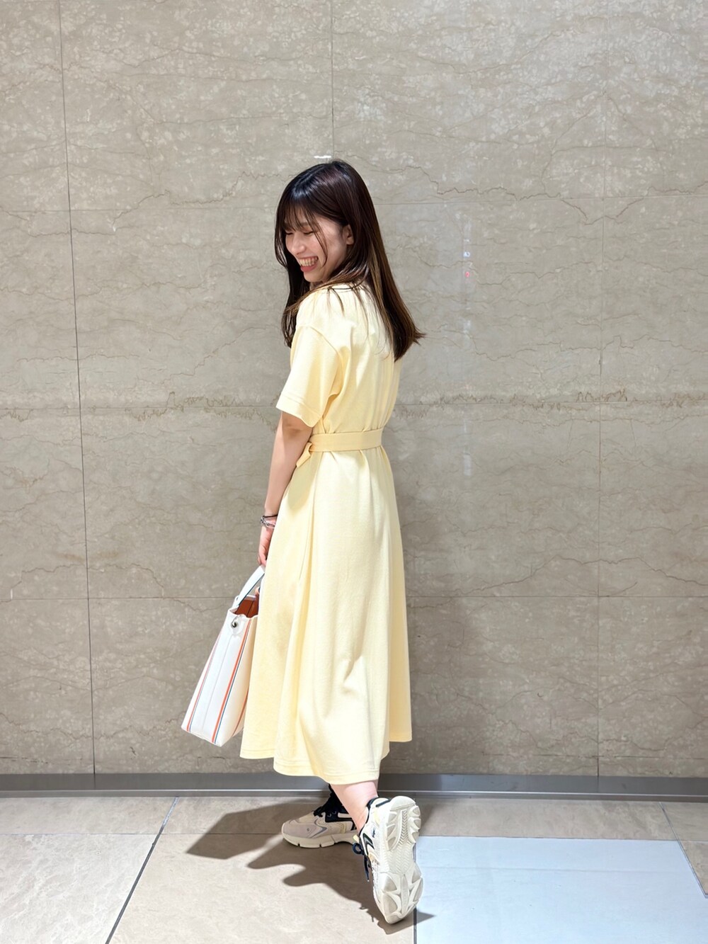 「楽チンコーデ、夏コーデ、低身長女子、ラフ、ワンピーススタイル、スニーカーコーデ、152cm、黄色、トートバッグ、春夏コーデ」｜「LACOSTEの鹿の子地シャツドレス（シャツワンピース、ホワイト系）」を使った、yoshikawaさん（レディース・152cm）の春コーディネートの3枚目の写真