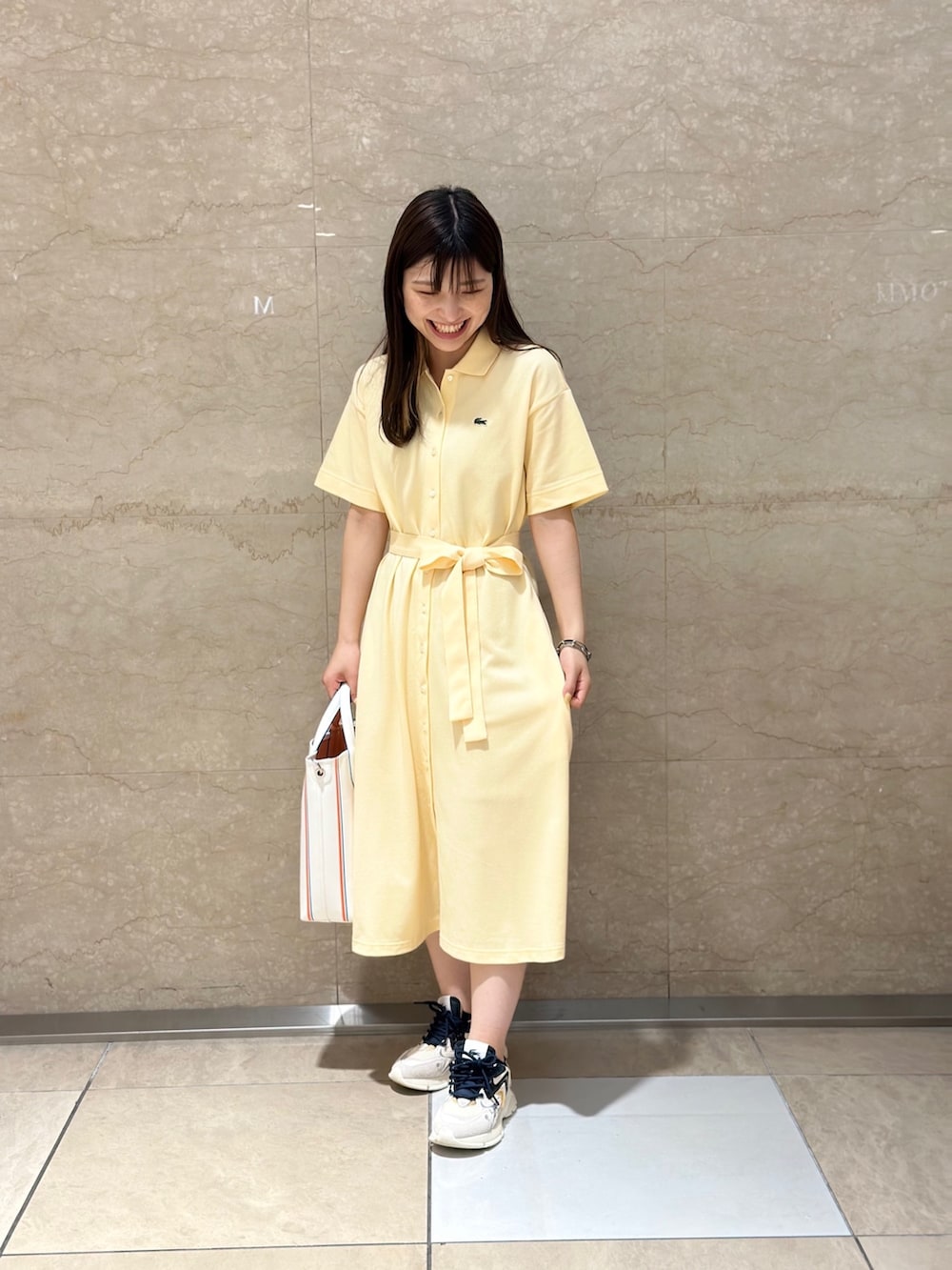 「楽チンコーデ、夏コーデ、低身長女子、ラフ、ワンピーススタイル、スニーカーコーデ、152cm、黄色、トートバッグ、春夏コーデ」｜「LACOSTEの鹿の子地シャツドレス（シャツワンピース、ホワイト系）」を使った、yoshikawaさん（レディース・152cm）の春コーディネートの2枚目の写真