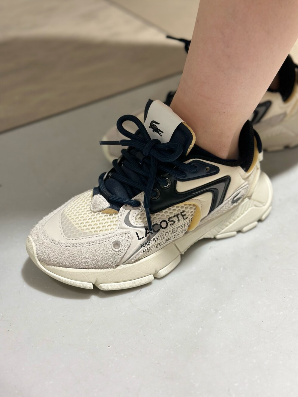 「楽チンコーデ、夏コーデ、低身長女子、ラフ、ワンピーススタイル、スニーカーコーデ、152cm、黄色、トートバッグ、春夏コーデ」｜「LACOSTEの鹿の子地シャツドレス（シャツワンピース、ホワイト系）」を使った、yoshikawaさん（レディース・152cm）の春コーディネートの6枚目の写真