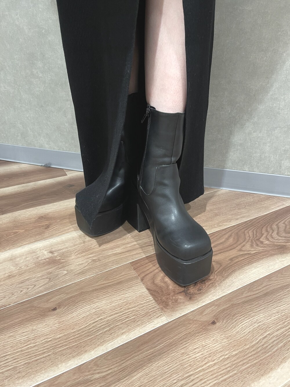 グレー系のダウンジャケット/コート、ホワイト系のハンドバッグ、ブルー系のワンピースを着用したレディースの冬コーディネートの6枚目の写真