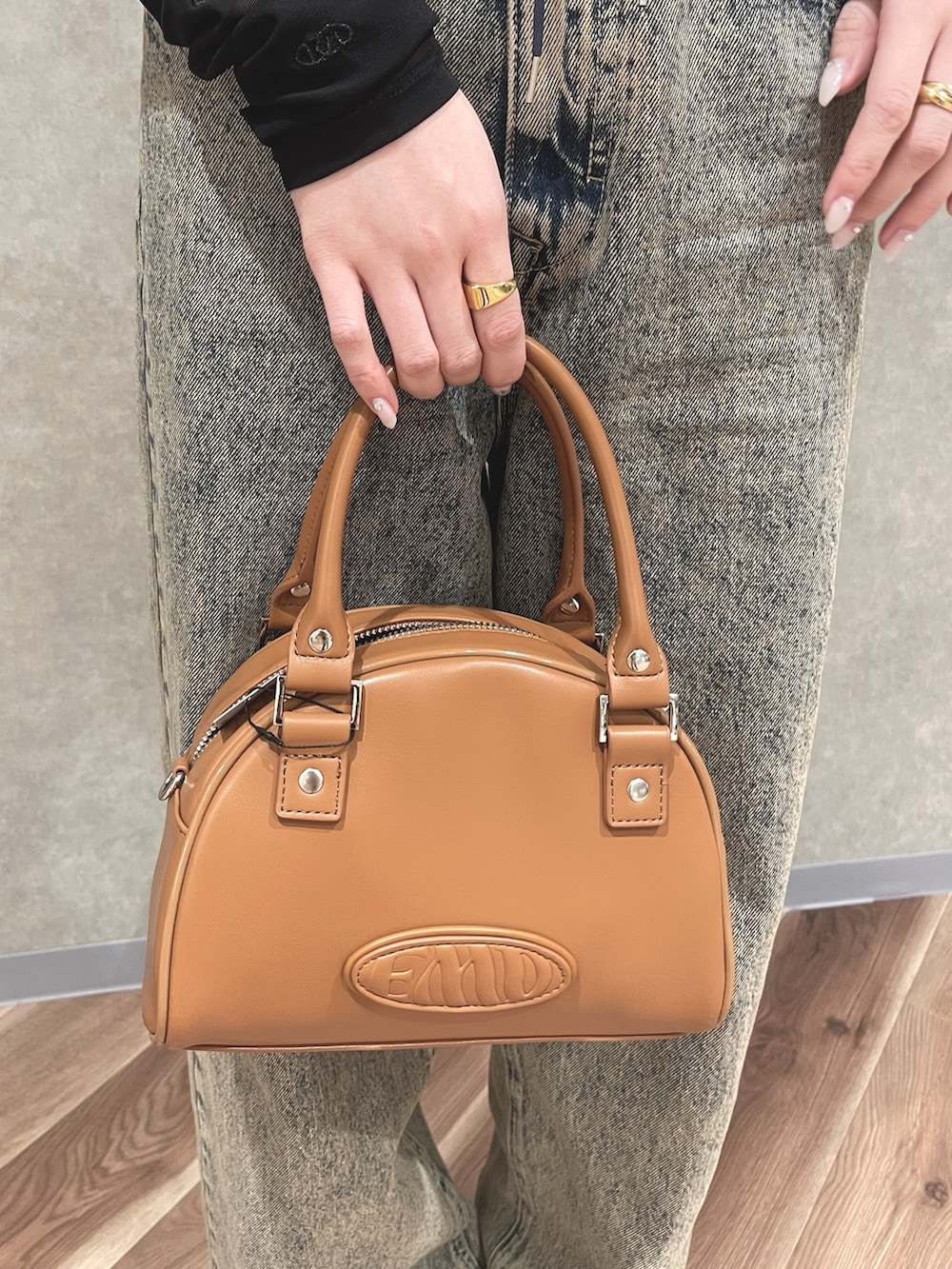 ベージュ系のその他トップス、ベージュ系のデニムパンツ、ブラウン系のハンドバッグを着用したレディースの春コーディネートの6枚目の写真