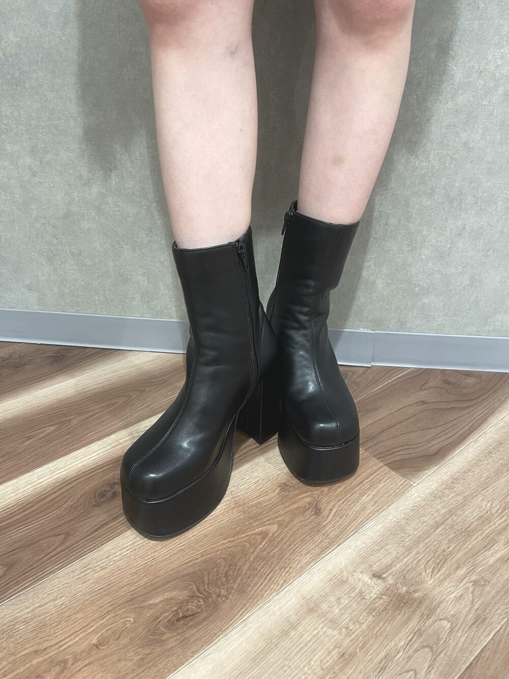 ベージュ系のワンピース、その他のカーディガン/ボレロ、ブラック系のブーツを着用したレディースの秋コーディネートの6枚目の写真