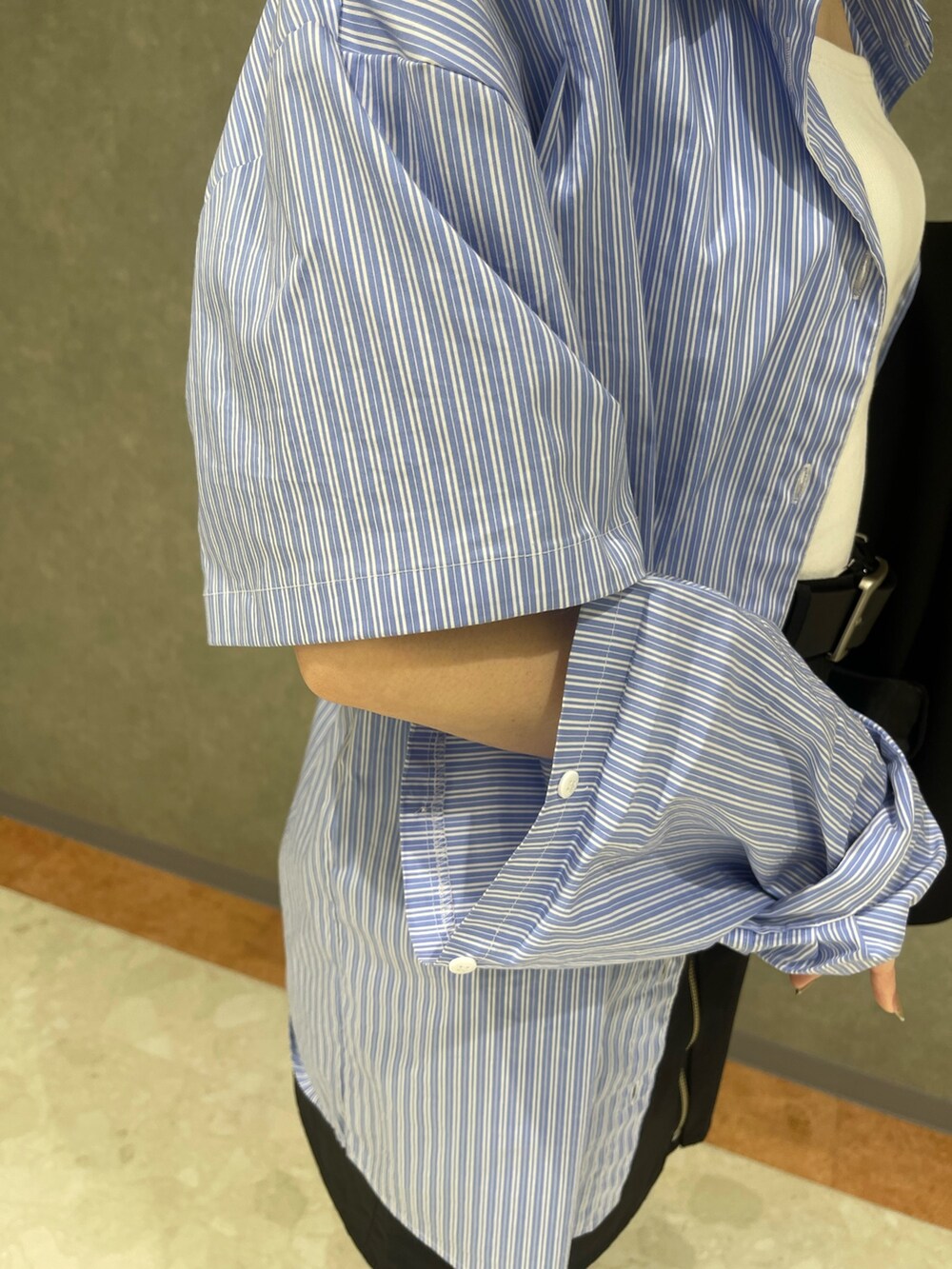 ブラック系のテーラードジャケット、その他のシャツ/ブラウス、ブラック系のスカートを着用したレディースの春コーディネートの7枚目の写真