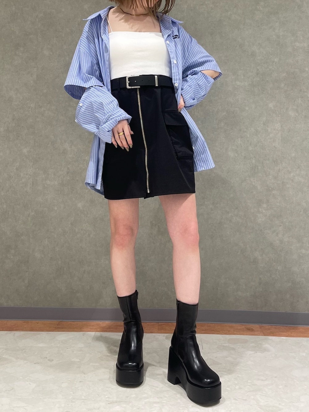 ブラック系のテーラードジャケット、その他のシャツ/ブラウス、ブラック系のスカートを着用したレディースの春コーディネートの5枚目の写真