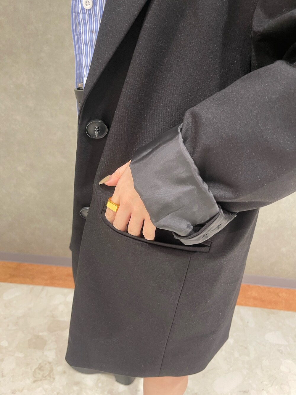 ブラック系のテーラードジャケット、その他のシャツ/ブラウス、ブラック系のスカートを着用したレディースの春コーディネートの3枚目の写真